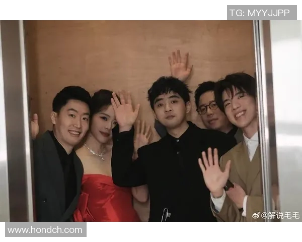 余霜模仿足球明星的背后故事与精彩瞬间揭秘